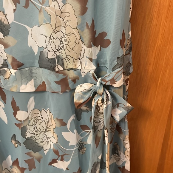 Dress in Woman’s size 12, lined, polyester, spring dress - Picture 4 of 6